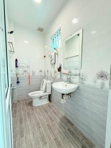 ein Badezimmer mit Toilette und Waschbecken in der Unterkunft Thiên Kim Homestay in Vũng Tàu + 16 Fotos