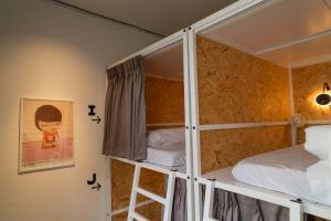 En eller flere senger på et rom på 暖南小安民宿The Warm Tain-An Hostel-台南火車站-新樓醫院-背包客房-可包層-可包房-可包棟-獨旅友善民宿