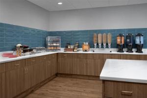 Homewood Suites by Hilton Newark-Cranford的厨房或小厨房