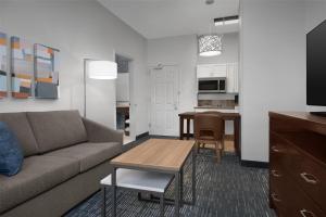 Homewood Suites by Hilton Newark-Cranford的厨房或小厨房