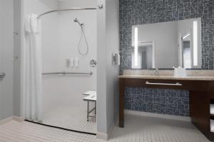 Homewood Suites by Hilton Newark-Cranford的一间浴室