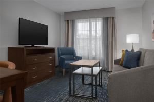 Homewood Suites by Hilton Newark-Cranford的电视和/或娱乐中心