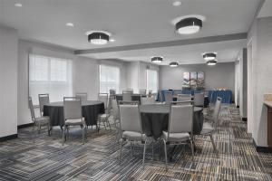 Homewood Suites by Hilton Newark-Cranford餐厅或其他用餐的地方