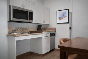Homewood Suites by Hilton Newark-Cranford的厨房或小厨房