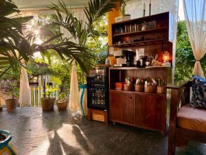 una stanza con una mensola con bottiglie sopra di Hera Hostel Diani a Diani Beach