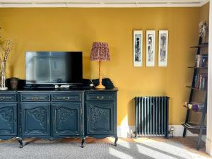 TV a/nebo společenská místnost v ubytování The Georgian Manor Apartment - Central Frome + 39 fotografií