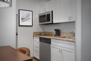 Homewood Suites by Hilton Newark-Cranford的厨房或小厨房