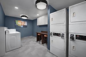 Homewood Suites by Hilton Newark-Cranford的厨房或小厨房