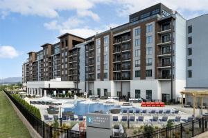 鸽子谷Embassy Suites By Hilton Pigeon Forge Resort的 ⁇ 染带游泳池的酒店