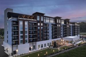 鸽子谷Embassy Suites By Hilton Pigeon Forge Resort的带有庭院的大型建筑的建筑效果图
