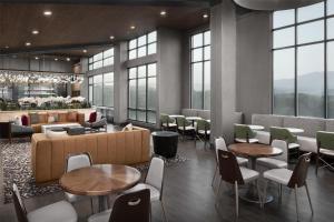 Embassy Suites By Hilton Pigeon Forge Resort的休息区