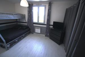 a bedroom with two bunk beds and a window at Maison - Proche RER - Jusqu'à 6 Personnes in Saint-Michel-sur-Orge