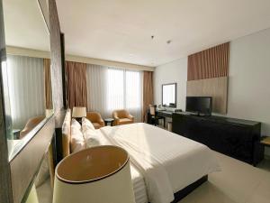 a hotel room with a bed and a desk at Azana Style Hotel Singaraja in Bubunan +24 photos