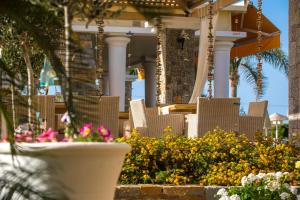 Κήπος έξω από το Socrates Hotel Malia Beach