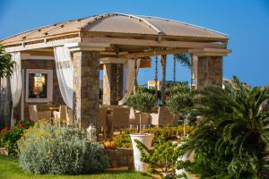 Κήπος έξω από το Socrates Hotel Malia Beach
