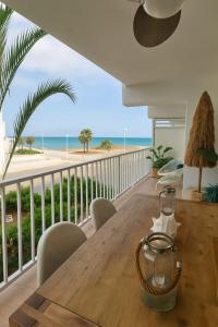 a dining room with a table and a view of the beach at Apartamento playa arenal Calpe Grupo Terra de Mar, alojamientos con encanto in Calpe