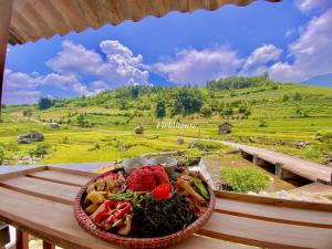 una ciotola di cibo su un tavolo con vista di Field House SaPa - Nậm Cang a Lao Cai Altre 32 foto