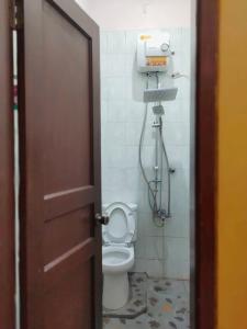 NgabeanOmah Cahyo Homestay的带马桶和淋浴的浴室 更多15张照片