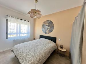 Katil atau katil-katil dalam bilik di Appartement avec place de Parking à deux pas de la plage +25 gambar