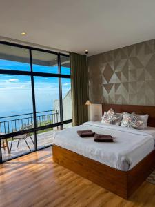 Un dormitorio con una cama grande y una ventana grande. en Leisure Mount Villa, en Haputale