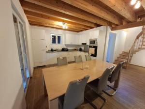 a kitchen and dining room with a table and chairs at Casa Bluette in Selma