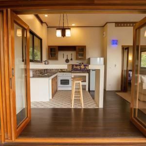 Kuchyň nebo kuchyňský kout v ubytování Sea View Jungle Eco-Pool House