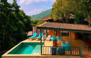 Nespecifikovaný výhled na hory nebo výhled na hory při pohledu z prázdninového domu