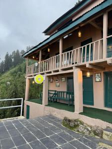 Balkón nebo terasa v ubytování HimtrekStays Sethan, Heritage House, Manali