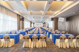 una sala banchetti con tavoli e sedie blu di Foshan Jifeng International Hotel a Foshan
