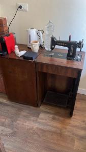 奥菲达Agapanthus的一张木桌，上面有一台缝纫机