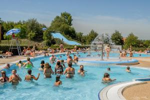a large group of people in a swimming pool at Camping Onlycamp le Champ d'été in Reyssouze +42 photos