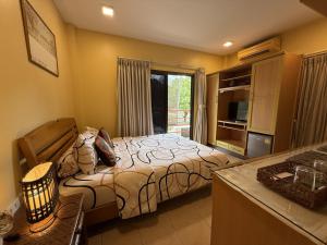 une chambre avec un lit avec un ours en peluche dessus dans l'établissement Saku Boutique Homestay, à Saraphi 22 autres photos