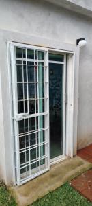 an open door to a building with a window at Casa Palmer, con gran jardín in Totolapan