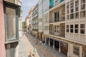 ビルバオにあるZazpikaleak by Staynnapartmentsの建物の隣の通りを歩いている人々のグループ
