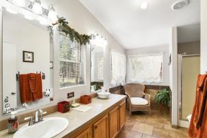 un bagno con lavandino e specchio di Gorgeous Historic 3 BR Log Cabin w Forest Views 20 Minutes from Flagstaff Now with Wi-Fi a Parks