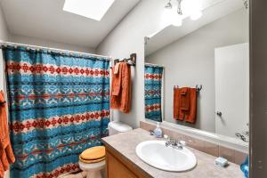 bagno con tenda doccia blu e lavandino di Gorgeous Historic 3 BR Log Cabin w Forest Views 20 Minutes from Flagstaff Now with Wi-Fi a Parks Altre 37 foto