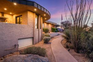 斯科茨Carefree Crest: Jaw Dropping VIEWS Pool 2 Casitas Outdoor Living的一个带车库和车道的房子