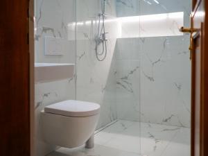 Ένα μπάνιο στο Hotel 16 & Apartments Prague City Living