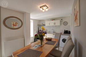 una cocina con mesa de comedor con flores. en Aux 3 provinces, en Usson-en-Forez