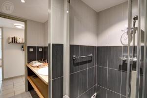 un baño con ducha y lavabo en Aux 3 provinces, en Usson-en-Forez 20 fotos más