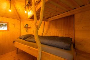 Treehouse Bojnice的休息区