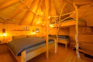 Treehouse Bojnice客房内的一张或多张床位