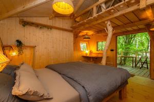 波切尼斯Treehouse Bojnice的小木屋内的卧室,配有床