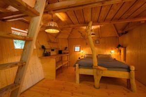 波切尼斯Treehouse Bojnice的木屋里有一张床的卧室