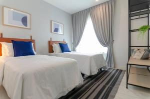 Ένα ή περισσότερα κρεβάτια σε δωμάτιο στο Chic & Cozy 2BR Suasana Suite 6 FREE Parking