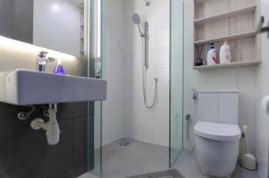 Ένα μπάνιο στο Chic & Cozy 2BR Suasana Suite 6 FREE Parking