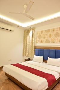 Ένα ή περισσότερα κρεβάτια σε δωμάτιο στο Hotel Wedlock Grand Suites Gurgaon