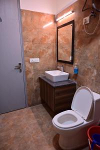 Ένα μπάνιο στο Hotel Wedlock Grand Suites Gurgaon