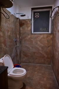 Ένα μπάνιο στο Hotel Wedlock Grand Suites Gurgaon +6 φωτογραφίες