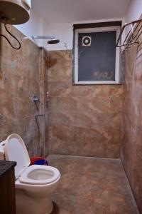 Ένα μπάνιο στο Hotel Wedlock Grand Suites Gurgaon